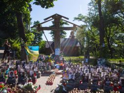 Marina Poroshenko andMemorable sign to Heroes Heavenly Hundreds Loreen Harper