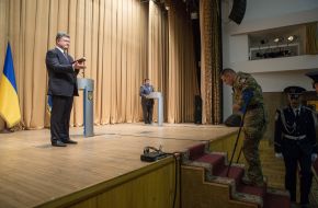 Петро Порошенко нагородив військових