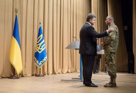 Петро Порошенко нагородив військових