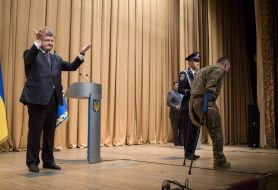 Петро Порошенко нагородив військових