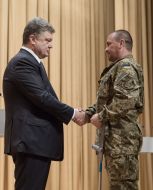 Петро Порошенко нагородив військових