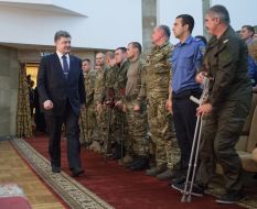 Петро Порошенко нагородив військових