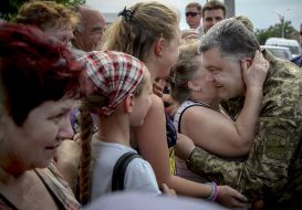 Petro Poroshenko near Mariupol citizens
