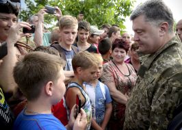 Petro Poroshenko near Mariupol citizens