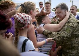 Petro Poroshenko near Mariupol citizens
