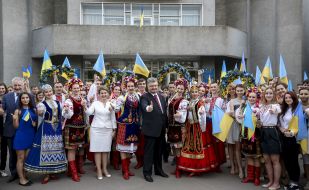 Petr Poroshenko photographed with students