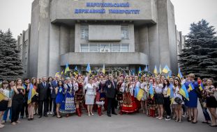 Petr Poroshenko photographed with students