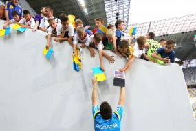Evgeniy Konoplyanka with fans
