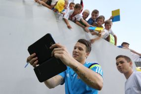 Evgeniy Konoplyanka with fans