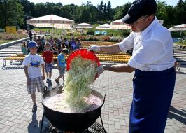 Festival of borsch and kulesh in Kiev