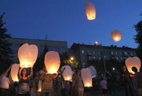 Люди запускают в небо воздушные фонарики