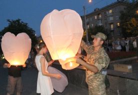 Люди запускают в небо воздушные фонарики