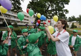 Дети запускают в небо воздушные шары