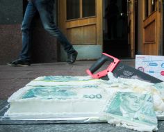 Cake during the "4 billion. Cake for the Ministry of Health"