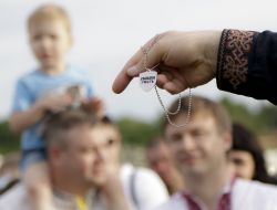 The medallion with the inscription "freedom and honor"