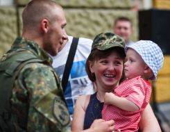 Meeting soldiers with family
