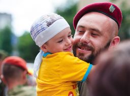 Meeting soldiers with family