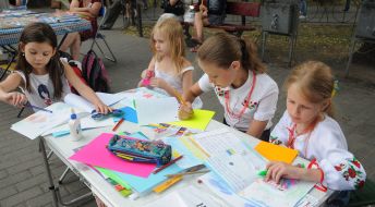 Діти пишуть листи українським солдатам