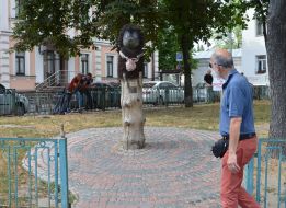 The sculpture "Hedgehog in the Fog"