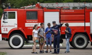 Спасатель проводит тренинг по гражданской обороне