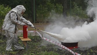 Дети во время тренинга по гражданской обороне