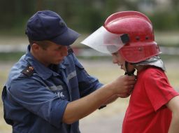 Спасатель проводит тренинг по гражданской обороне