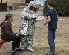Дети во время тренинга по гражданской обороне