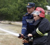 Спасатель проводит тренинг по гражданской обороне