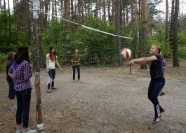 Дети играют в волейбол