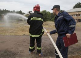 Спасатель проводит тренинг по гражданской обороне