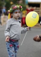 Дівчинка в українському віночку