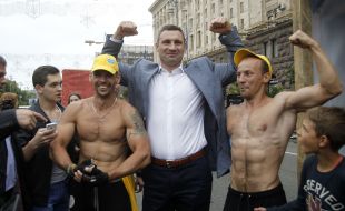 Віталій Кличко фотографується зі спортсменами