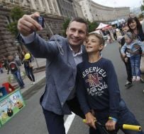 Віталій Кличко фотографується з хлопчиком