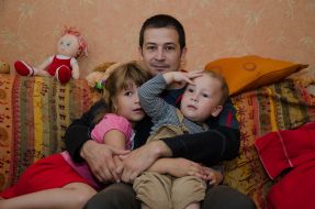 Денис Антонюк с детьми