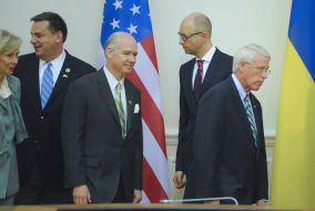 Arseniy Yatsenyuk during his meeting with US senators