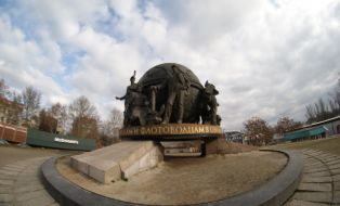 Monument to shipbuilders and naval commanders