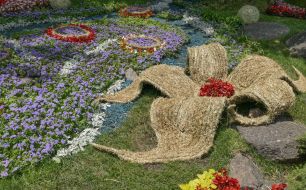 Sculpture made by natural materials