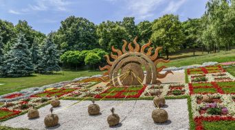 Sculpture made by natural materials