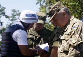 Military and representatives of the OSCE in Shyrokyno