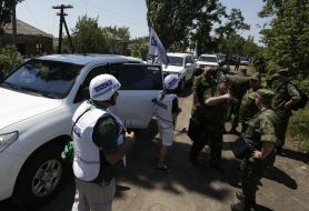 Military and representatives of the OSCE in Shyrokyno