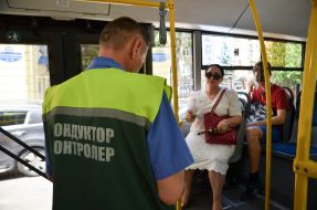 Пассажиры и кондуктор-контролер