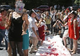 Театрализованная акция "Артистов-рашистив - за поребрик"