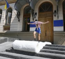 Театрализованная акция "Артистов-рашистив - за поребрик"