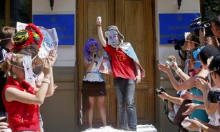 Театрализованная акция "Артистов-рашистив - за поребрик"