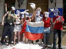 Театрализованная акция "Артистов-рашистив - за поребрик"