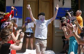 Театрализованная акция "Артистов-рашистив - за поребрик"