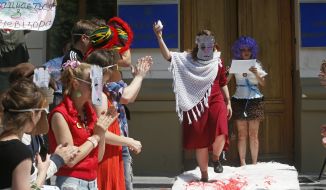 Театрализованная акция "Артистов-рашистив - за поребрик"