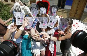 Театрализованная акция "Артистов-рашистив - за поребрик"