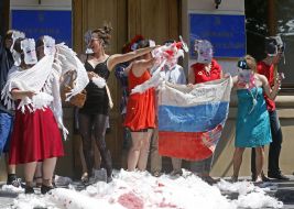 Театрализованная акция "Артистов-рашистив - за поребрик"