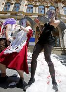 Театрализованная акция "Артистов-рашистив - за поребрик"